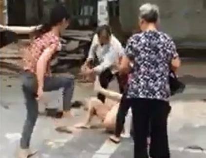 jealous wife attacks husband's mistress in Vietnam