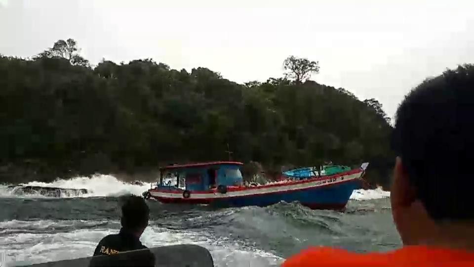 Cargo boat hits Phi Phi rocks