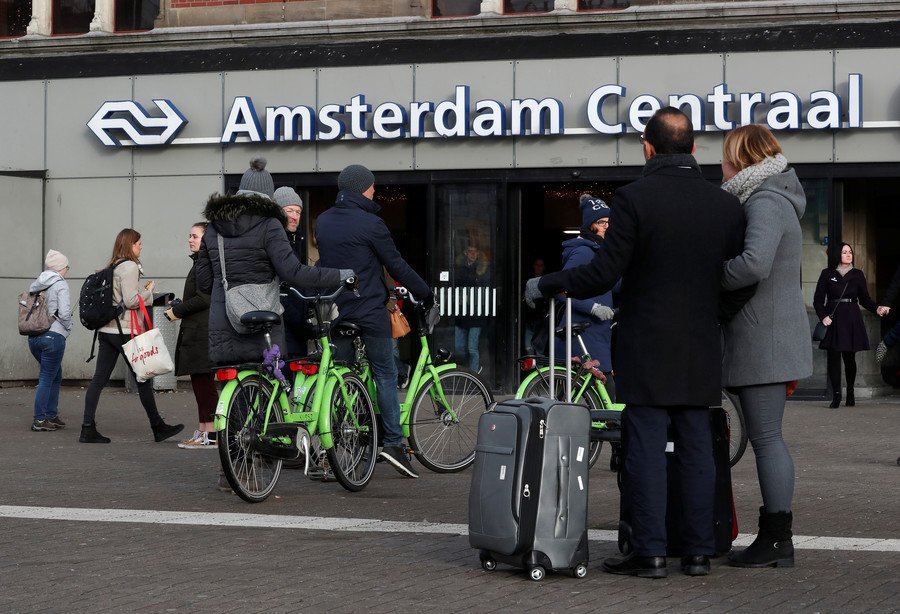 2 injured in stabbing at Amsterdam railway station, suspect shot by police
