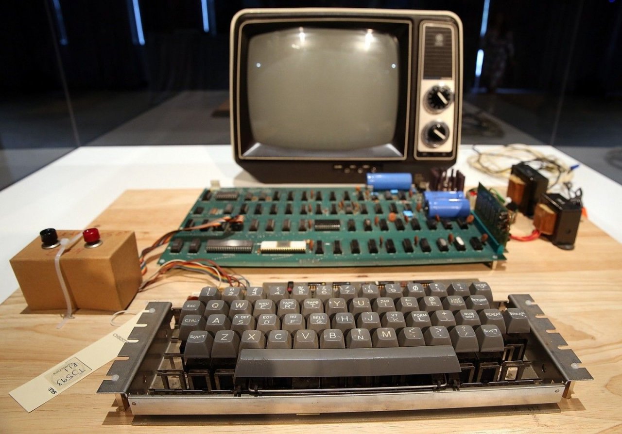 Apple-1 computer fetches $375,000 at auction