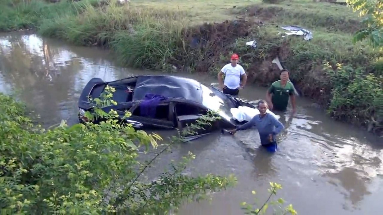 Bank employee killed after car plunges into Phatthalung canal