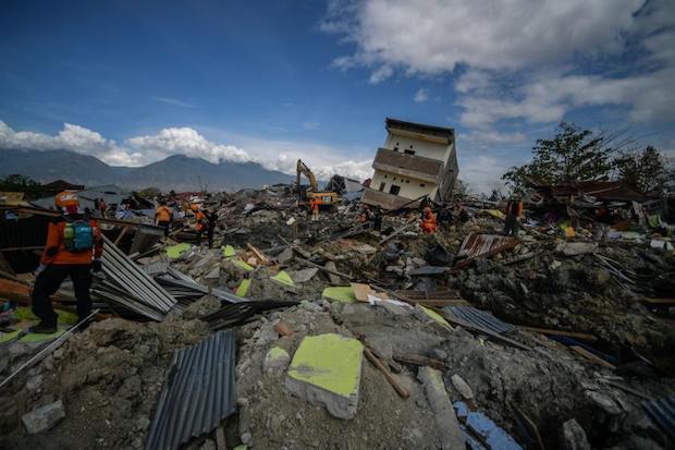 2000 dead, 5000 missing after Indonesia tsunami
