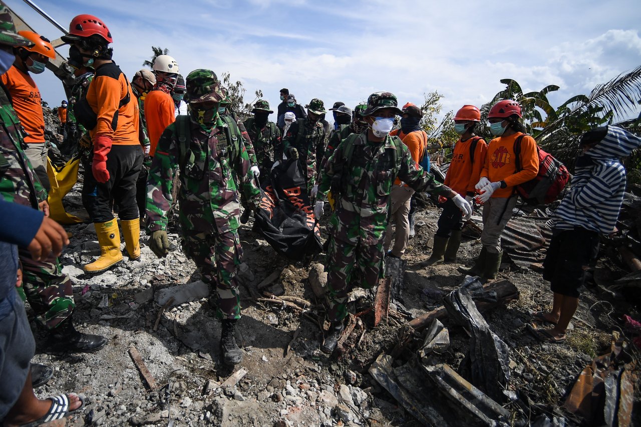 Disease fears as more bodies found in Indonesia disaste