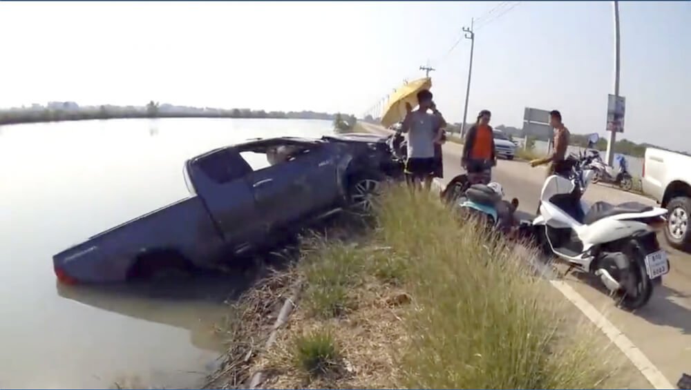 About 150 metres away, a Toyota Revo pickup truck, with its front section wrecked, was stuck in a roadside shrimp farm ditch while its seriously injured driver Khajornsak Khampimul, 23, crawled out to seek help.  Initial police probe revealed that the people in the sedan were on their way for a doctor’s appointment and were taking a right turn at the intersection when they collided with Khajornsak’s pickup.
