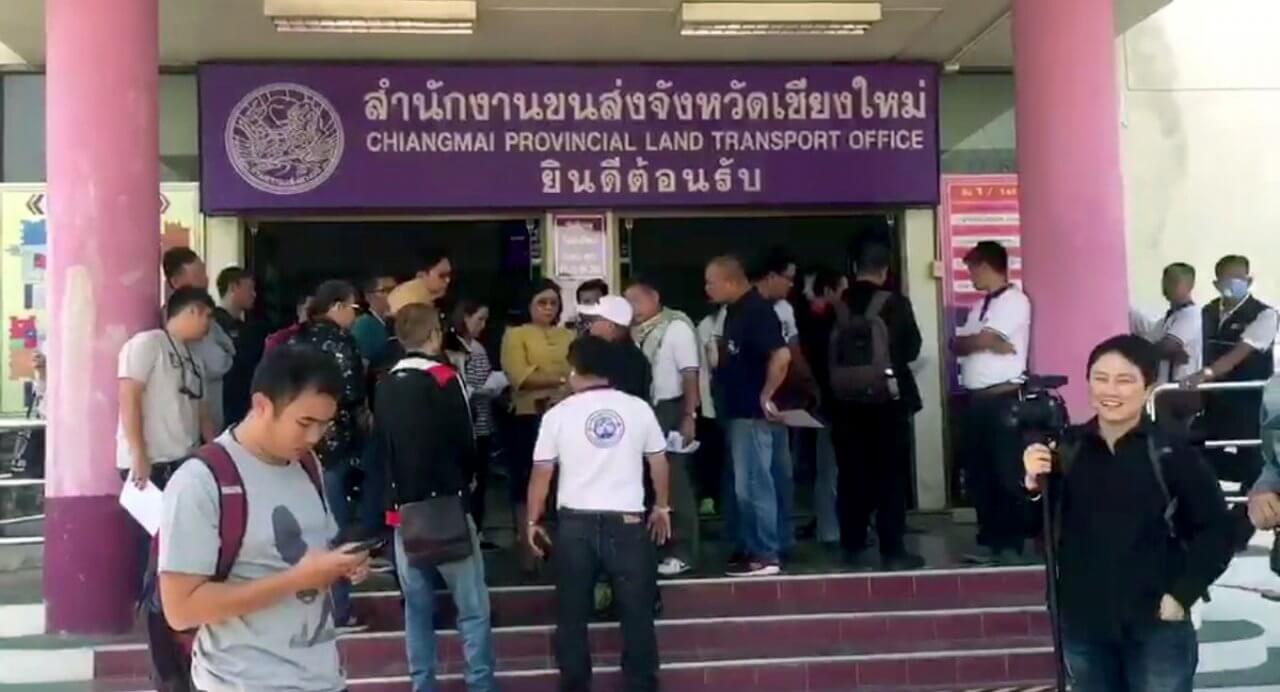 Chiang Mai public transport van drivers petition against GPS speed detectors, for higher speed limit