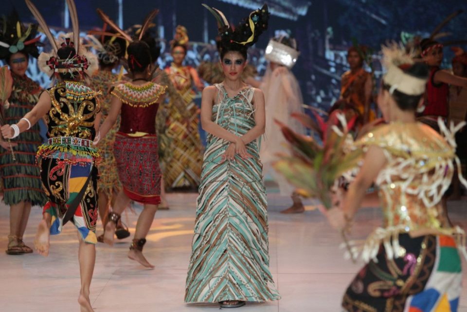 Indonesian Fashion Week designers use plastic waste as materials
