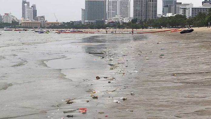 Pattaya Beach becoming dirtier, covered in trash, Beach vendors say tourists to blame
