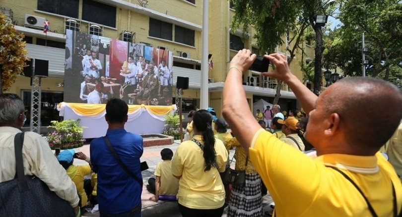 People brave the heat to watch broadcast of Royal Coronation