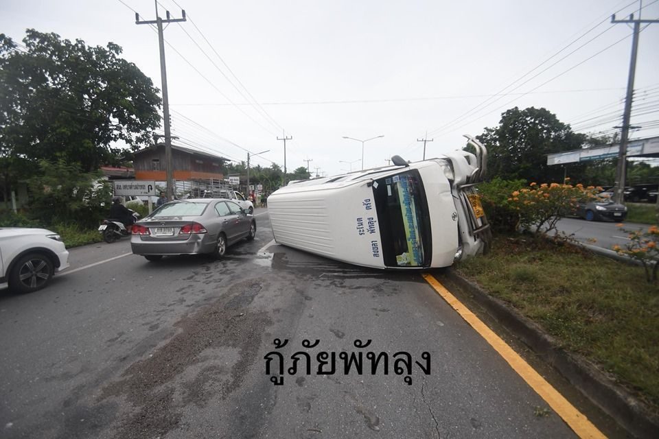 17 survive as minivan flips over in Phattalung