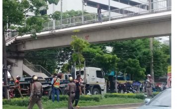 Drama as Thai woman threatens suicide from a 20ft bridge