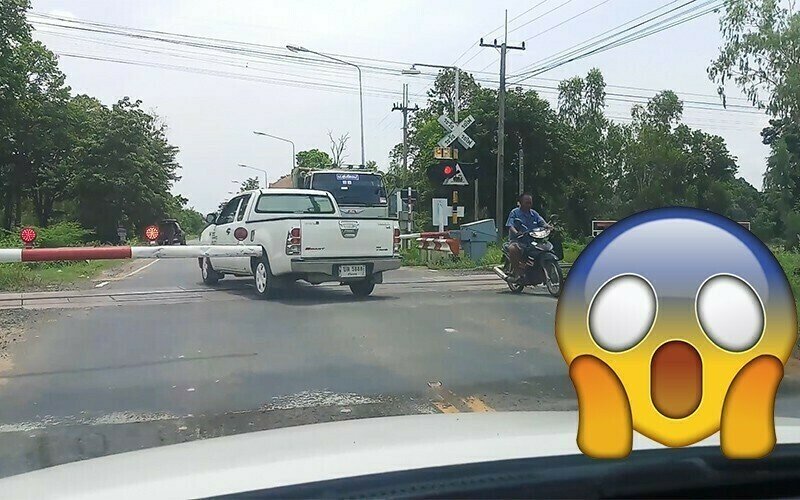 Expat shows motorists driving through blocked rail crossing in Si Sa Ket