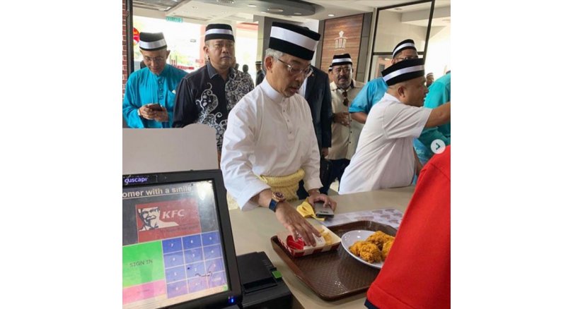 King's humility at KFC outlet impresses Malaysians