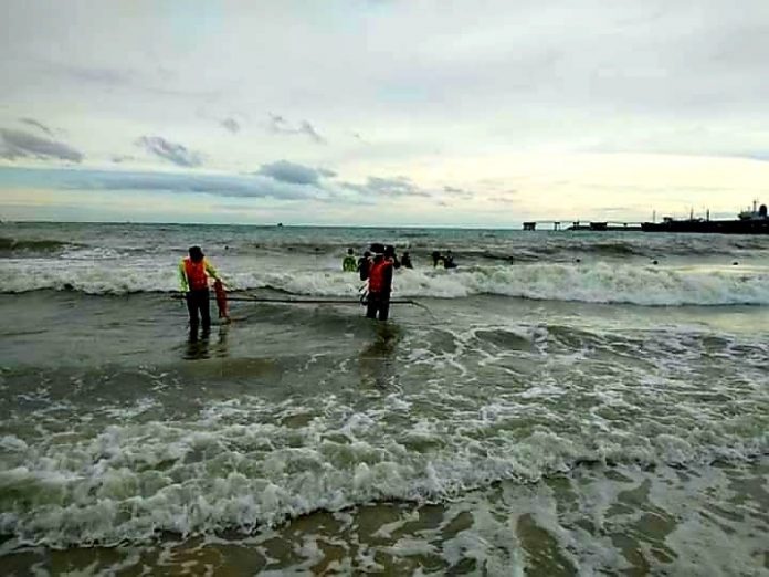 Thai man saves two teens from drowning in Sattahip, but drowns himself after