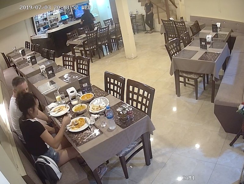 Diner in Pattaya caught on CCTV ‘mixing hair in food’ to demand