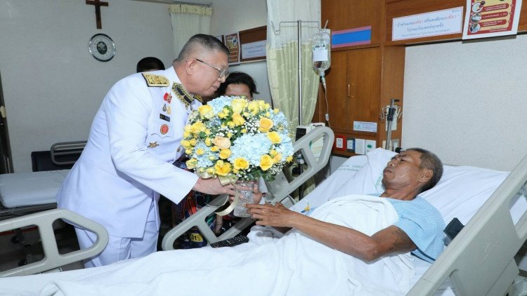 Their Majesties offer moral support to victims of Bangkok blasts