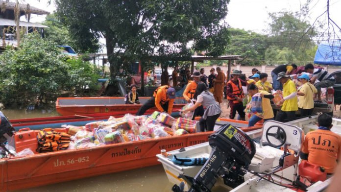20,000 people still TRAPPED by floods in Thailand