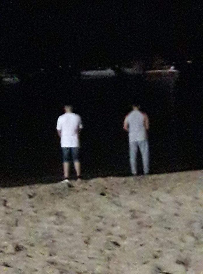 Foreigners caught urinating into ocean, local residents ask for investigation and action