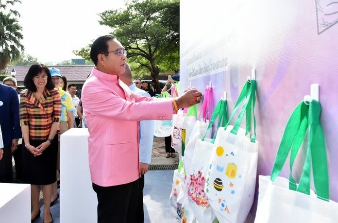 PM urges public to use more reusable bags