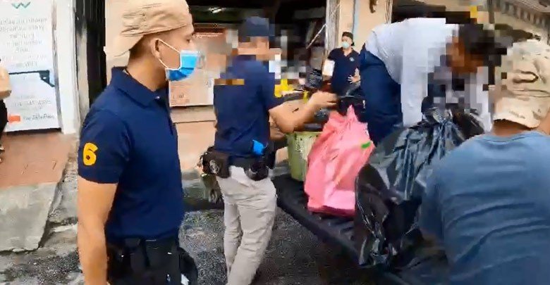 An illegal casino has been discovered in Narathiwat Province with a monthly cash flow of over 388 Million THB. Officials from the Crime Suppression Division (CSD) arrested 16 gamblers Thai and Burmese at an illegal casino in Sungai-Kolok. The illegal casino has been operating in an apartment with many casino games to choose from. Officials received information about a location being used as a casino in the area. An investigation was started, evidence has been collected before submitted to the court leading to a search warrant. Credit: INN news Officials went to inspect the suspected room in an apartment and arrested 16 gamblers on the spot. Most of the suspects are illegal workers who entered Thailand illegally. Officials were able to seize evidence in the search including Malaysian Ringgit money, Thai Baht money, gold, baccarat tables, playing cards, live streaming equipment, laptops, casino chips, accounting documents, bank books, personal smartphones, and more. The 16 suspects have been delivered to the Ngai Kolok Police Station. The main income of the illegal casino comes in through online gambling where gamblers from all over Thailand come in to play via live streaming with the belief that one day they will become the lucky millionaire. Credit: INN news The illegal casino requires a password to enter and there are security cameras all around the area. There are guards carefully watching everyone who enters and leaves. Thai suspects state that the illegal casino belongs to a Malaysian boss known as 8KG. The casino has a monthly cash flow of 388 Million THB. 2 Thai suspects arrested inside the casino reveals that they are responsible for the system used in online baccarat. There is a group of employees dedicated to finding new gamblers for the casino. The baccarat is live-streamed online and employees will keep track of those who come into the casino system every day.