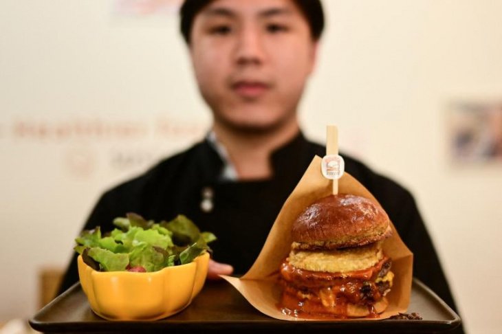 Bangkok pop-up wins fans with crunchless cricket burgers