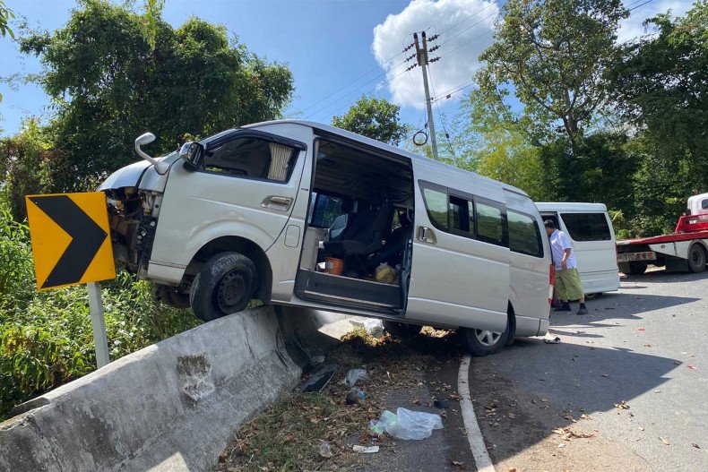 Five monks in van crash at Phu Thap Boek