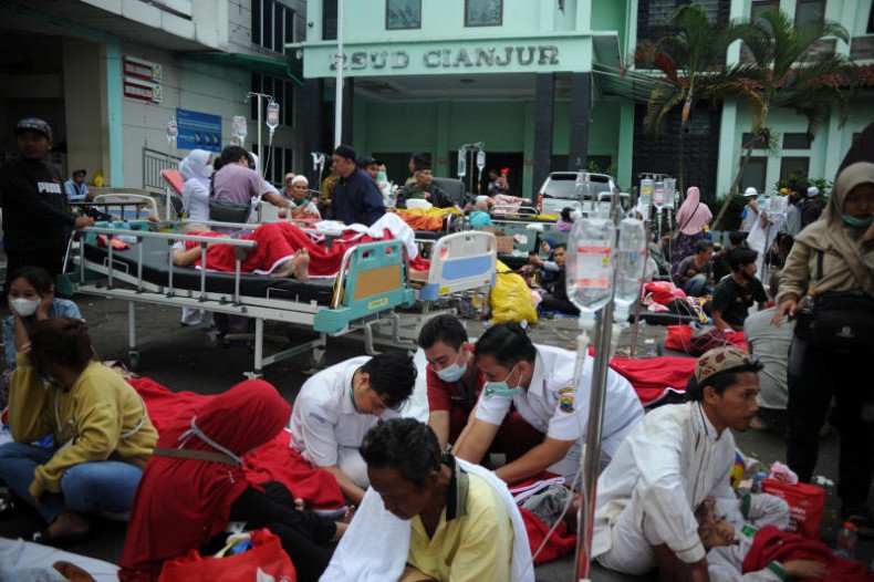 Medical workers treat victims outside the district hospital after an earthquake hit Cianjur, West Java province, Indonesia on Monday. (Antara Foto/Raisan Al Farisi via REUTERS)