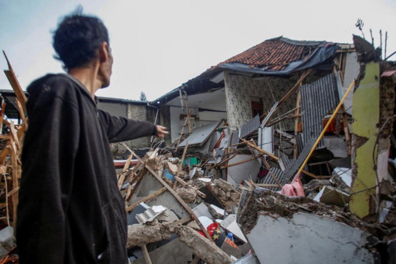 Quake kills 162, injures hundreds on Indonesia's Java island