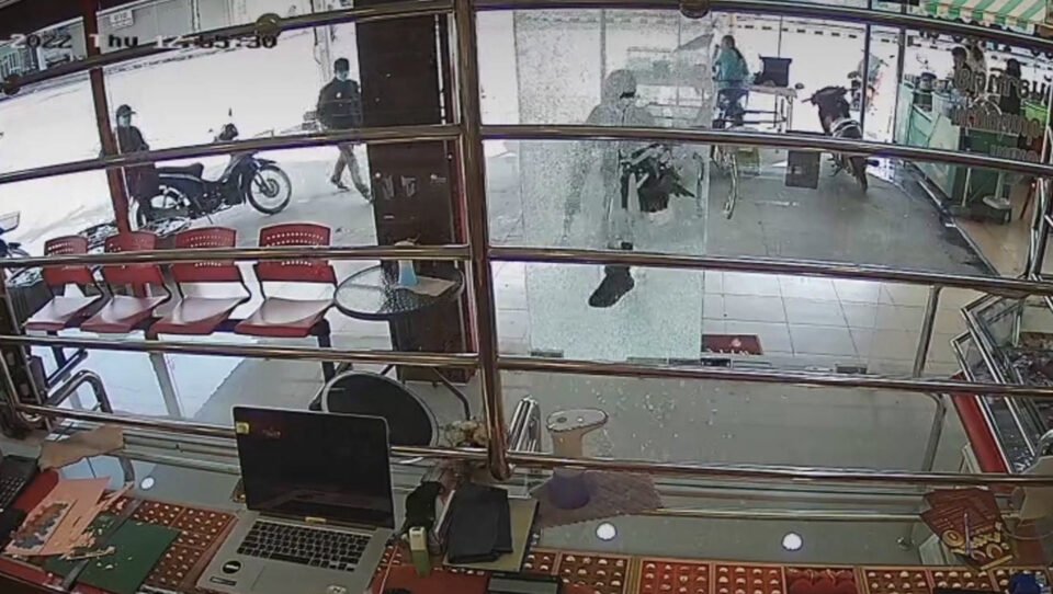 Gold shop-owner foils robbery, killing one, injuring another