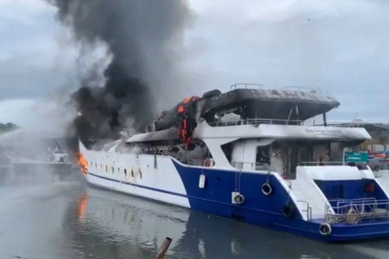 Tour boat catches fire, no-one aboard