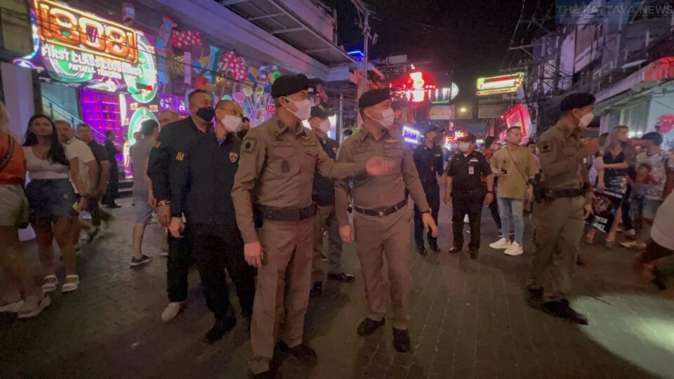 Chinese Police to Guard City Tourist Spots