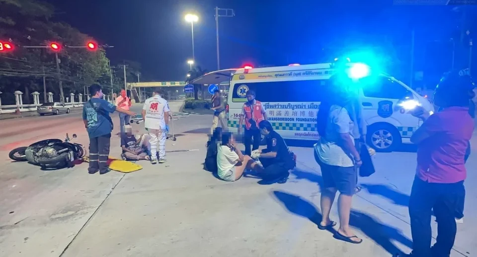 Three injured in Pattaya due to collision between motorbike and minivan