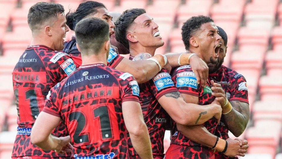 Leigh Leopards Dominate Salford Red Devils with Seven-Try Triumph