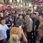 Thaksin enjoys bustling walking street