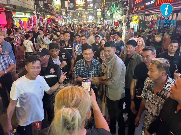 Thaksin enjoys bustling walking street
