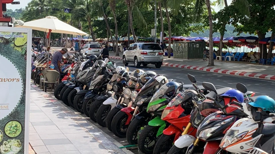 Pattaya Tourists Struggle with Bike Rentals on Beach Road
