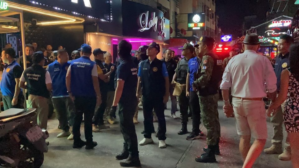 Police Conduct Extensive Security Check in Entertainment Zone to Ensure Tourist Well-Being, No Illegal Transactions Detected