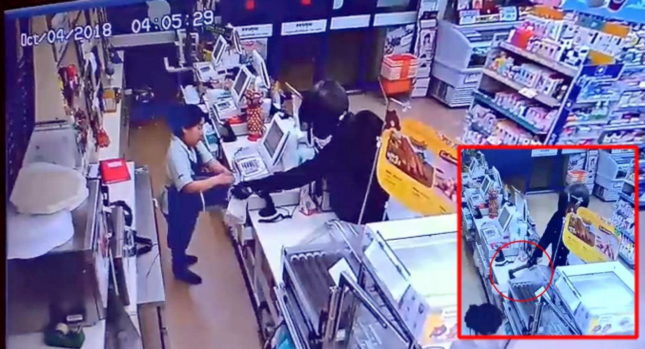 Axeman robs Sakon Nakhon shop