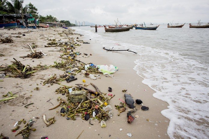 Green Peace carries out plastic garbage collection on Chonburi beach