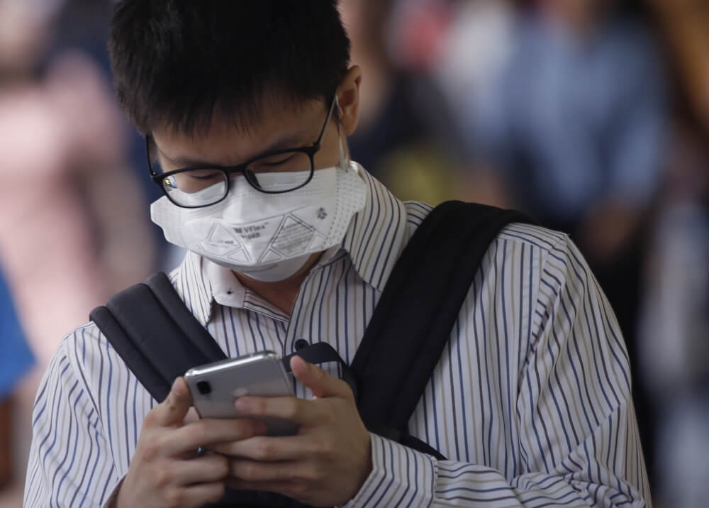 A pedestrian wears a protective mask as they walk in Bangkok, Thailand, 07 January 2019. // EPA-EFE PHOTO