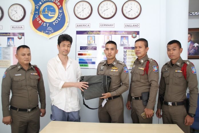 Mini Van driver returns thousands of baht in bag to tourist