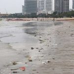 Pattaya Beach becoming dirtier, covered in trash, Beach vendors say tourists to blame