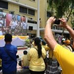 People brave the heat to watch broadcast of Royal Coronation