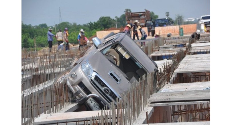 Semi-built motorway needs more warning signs