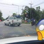 Expat shows motorists driving through blocked rail crossing in Si Sa Ket