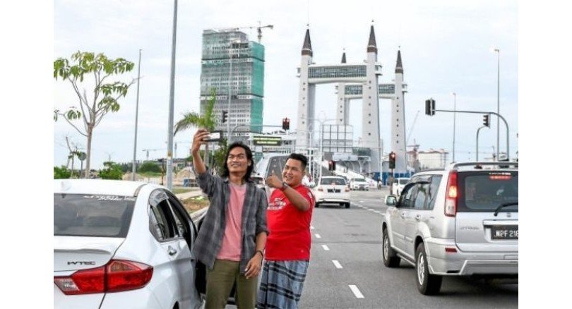 Test run of iconic new bridge proves a big ‘draw’ for visitors