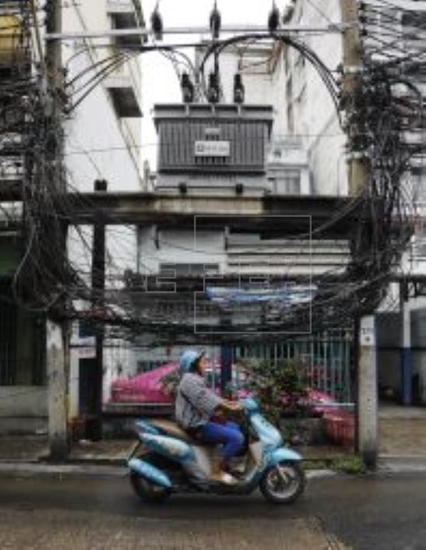 Scooter rider strangled by ‘HANGING WIRES’ in Bangkok