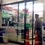 Armed robbery at 7-Eleven, staffer shot TWICE