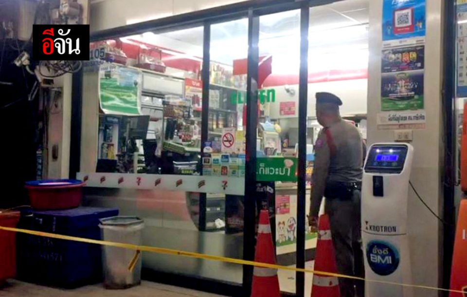 Armed robbery at 7-Eleven, staffer shot TWICE