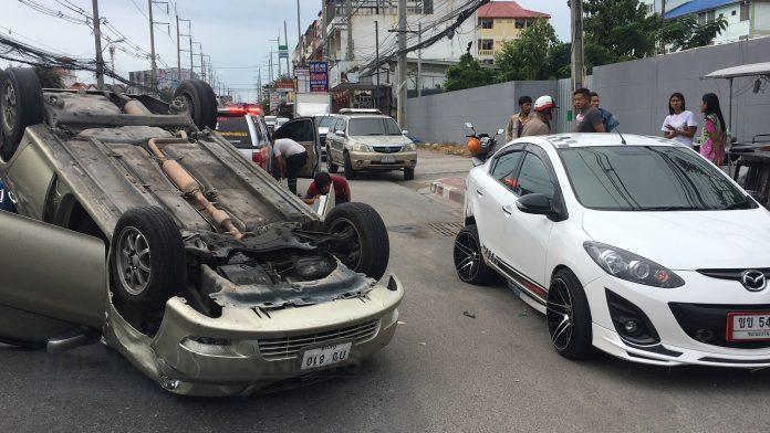 Driver falls asleep at wheel, flips vehicle in Pattaya during early Sunday morning accident-Video