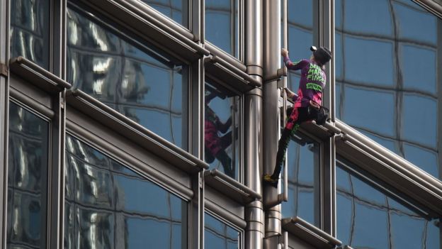 French ‘Spiderman’ scales Hong Kong skyscraper forPEACE